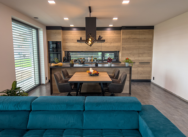 Kuchyňská linka s výklopy do stropu, černým dřezem a zásuvkami Twist