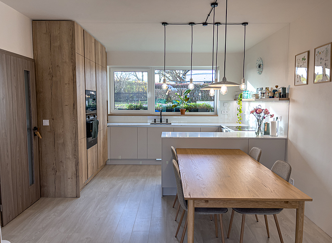 Světlá kuchyně na míru s důrazem na čisté linie a praktičnost