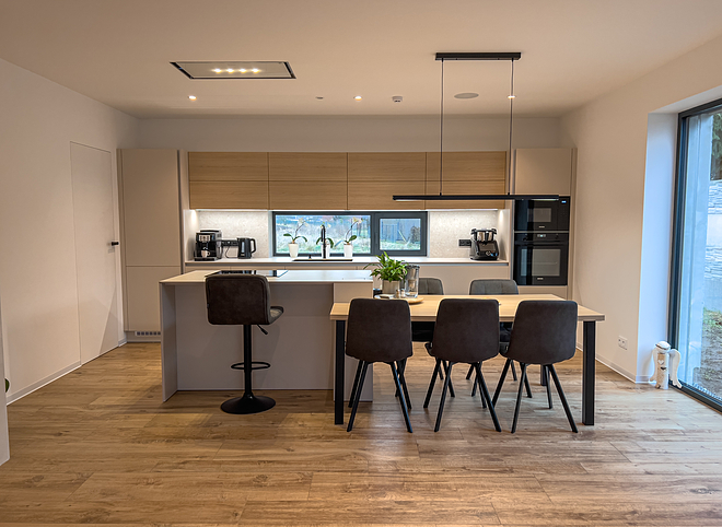 Kuchyně na míru v dekoru Dub Vicenza s keramickou pracovní deskou