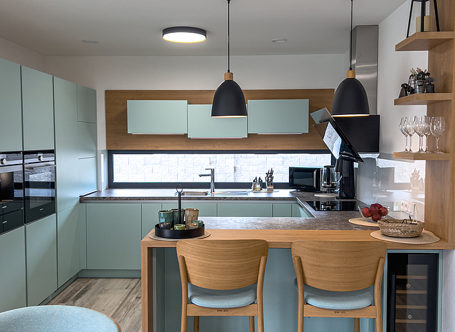 Barevně sladěná kuchyň s obývacím pokojem