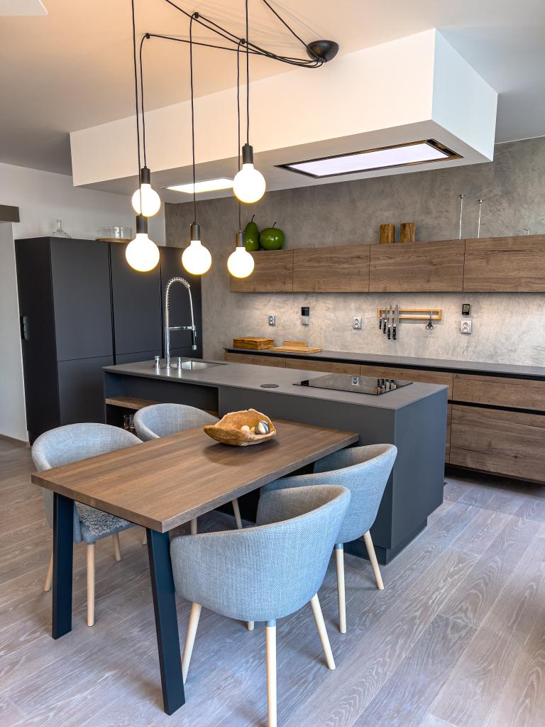 Trendy vs. nadčasov&aacute; kuchyně: Jak vybrat barvy, kter&eacute; v&aacute;s neomrz&iacute; ani za 10 let